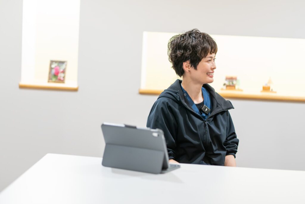 女性医師が横を向いて話している風景