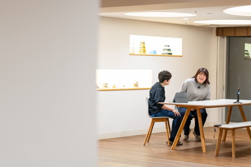 女性二人の対談風景