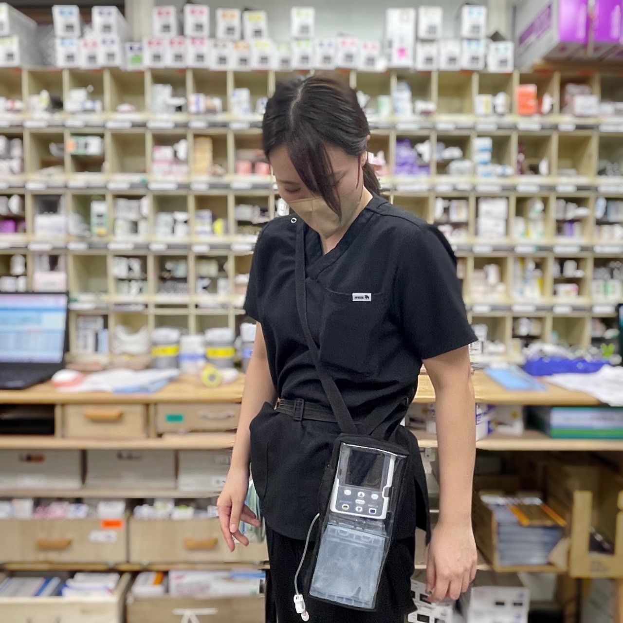 携帯型精密輸液ポンプを専用ポーチに入れた状態