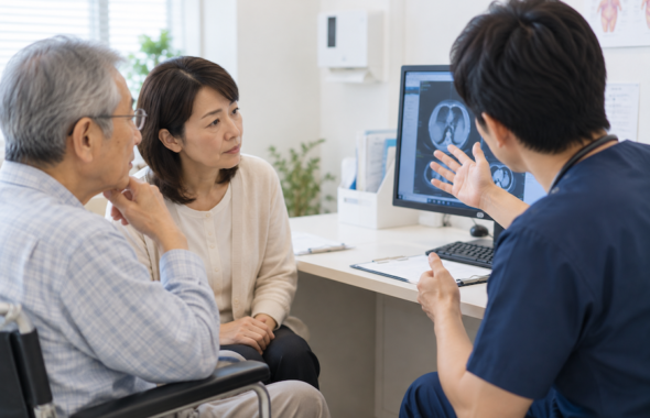 病院で医師の話を聞く患者さんとその家族